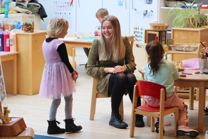 BSB-teacher-children-classroom