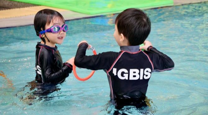 IGBIS-Early-Years-children-swimming